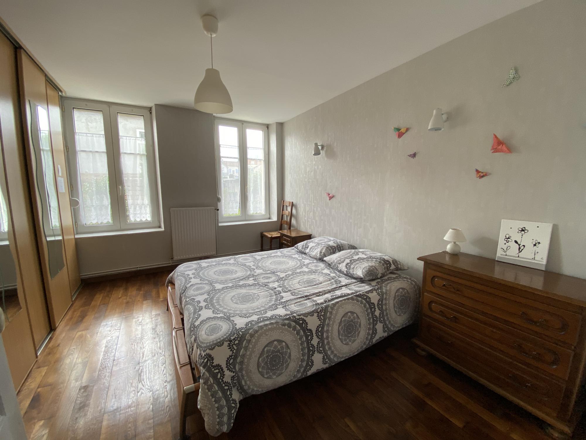 Grande chambre confortable appartement a louer meublé de tourisme entre Metz et Nancy